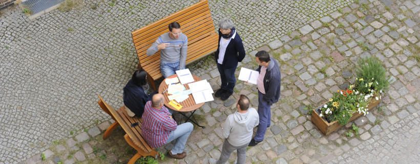 Personengruppe im Innenhof