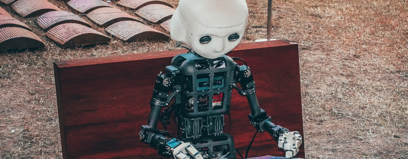 Roboterfigur als Symbol für Chat GPT