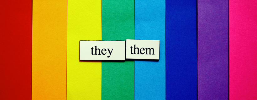 Regenbogenfarben und Pronomen als Symbol für gendergerechte Sprache