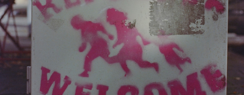 laufende gezeichnete Familie als Symbol für Geflüchtete