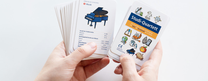 Das Studiquartett zur Studienwahl in den Händen einer Person