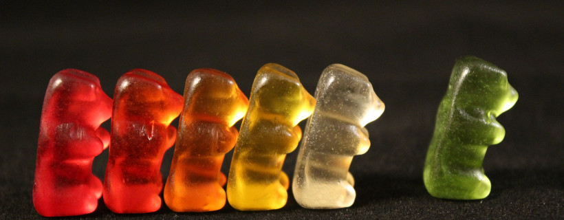 verschiedenfarbige Gummibären als Symbol für inklusive Bildung