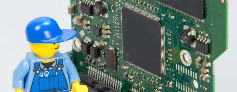 Spielfigur vor Leiterplatte als Symbolfigur für Teamleitung aus der Distanz