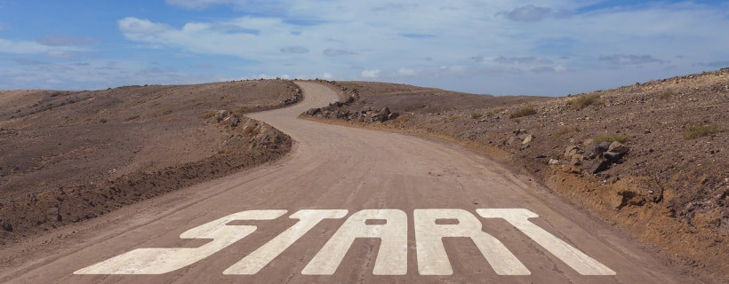 Straße mit Schriftzug Start