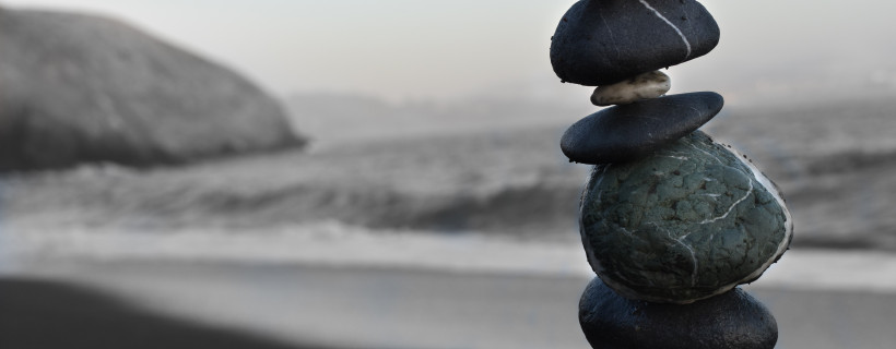 Steinstapel als Symbol für innere Balance und Achtsamkeit