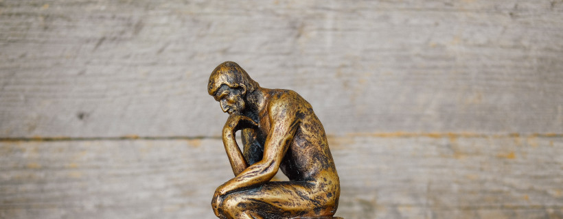 die Skulptur eines nachdenkenden Mannes als Symbol für Theorien der Berufswahl
