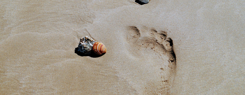 Fußspur im Sand als Symbol für Berufseinstieg