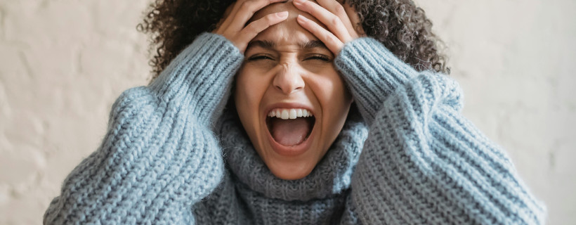 Frau stößt Schrei aus