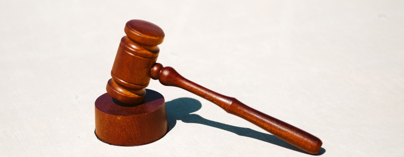 Holzhammer als Symbol für das Jugenarbeitsschutzgesetz