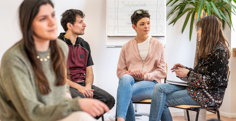 Kursteilnehmer:innen tauschen sich über die Methoden zur Förderung der Psychischen Gesundheit von Kindern und Jugendlichen aus