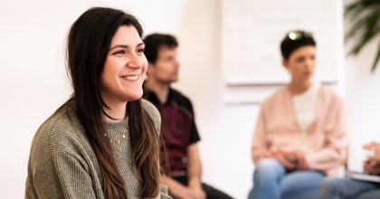 Teilnehmer*innen in Gruppenübungen in der Weiterbildung zum Jugend-Schulden-Coach