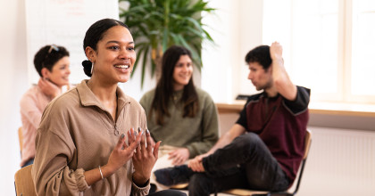 Teilnehmer*innen bei einem Coaching-Gespräch in der Weiterbildung zum Systemischen Coach für Kinder und Jugendliche
