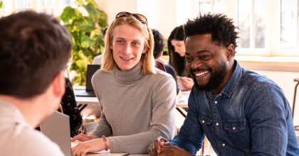 Teilnehmer*innen in einem Übungsgespräch am Tisch in der Weiterbildung zum Bewerbungscoach