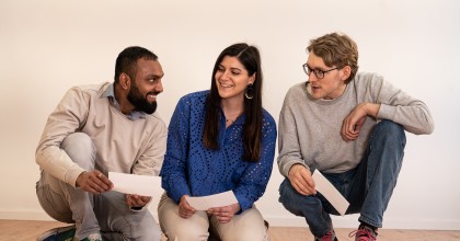 Teilnehmer*innen bei Kleingruppenarbeit mit Begriffskarten in der Weiterbildung zum Coach für Sozialleistungen