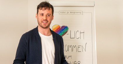 Ein Dozent erläutert Inhalte der Qualifizierung zum*zur Systemischen Kinder- und Jugendberater*in