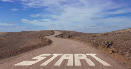 Straße mit Schriftzug Start