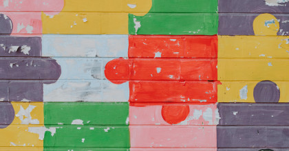 verschiedenfarbige gemalte Puzzleteile als Symbol für Inklusion