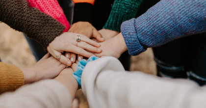 mit viele Händen zur Lösung
