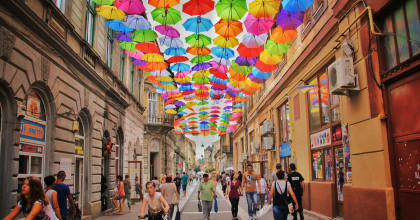 Gasse mit bunten Regenschirmen überdacht