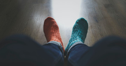 zwei unterschiedliche Socken als Symbol für duale Ausbildung 