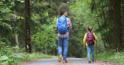 als Eltern neben den Kindern gehen oder vorgehen