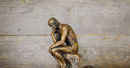 die Skulptur eines nachdenkenden Mannes als Symbol für Theorien der Berufswahl