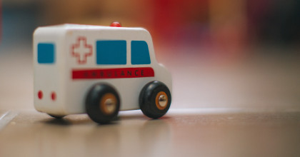 ein Spielzeugkrankenwagen als Symbol für Stressnotfallstrategien