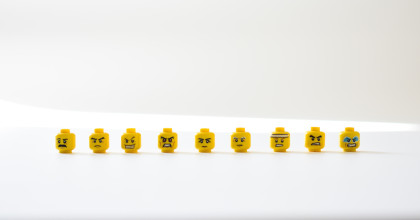 Legofigurengesichter zeigen Stress  
