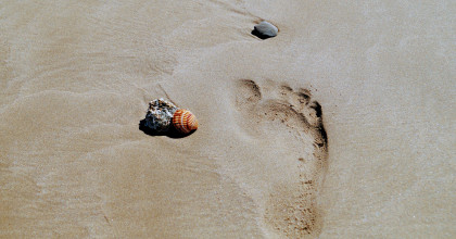 Fußspur im Sand als Symbol für Berufseinstieg