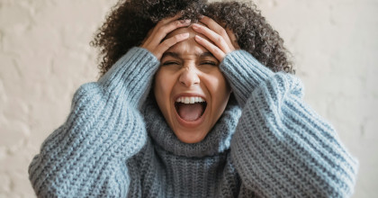 Frau stößt Schrei aus