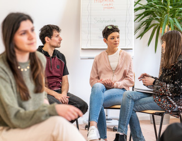 Kursteilnehmer:innen tauschen sich über die Methoden zur Förderung der Psychischen Gesundheit von Kindern und Jugendlichen aus