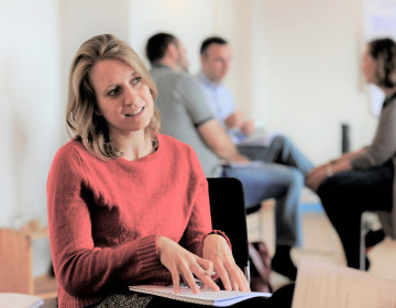 Teilnehmer*innen in einer Kleingruppenarbeit in der Weiterbildung zum Coach für Stressmanagement